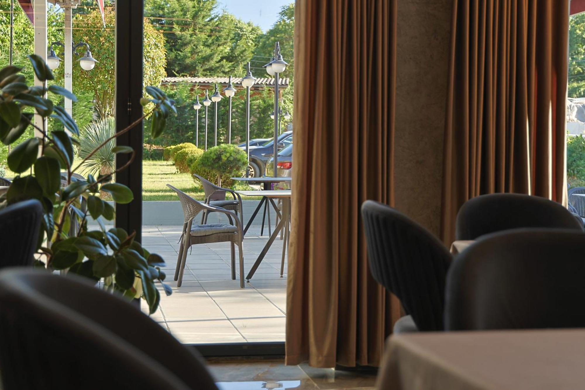 Vetus Hotel พริสตีนา ภายนอก รูปภาพ